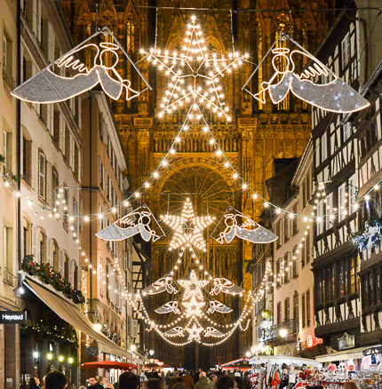 Weihnachtsbeleuchtungen beim Dom in Strassburg.