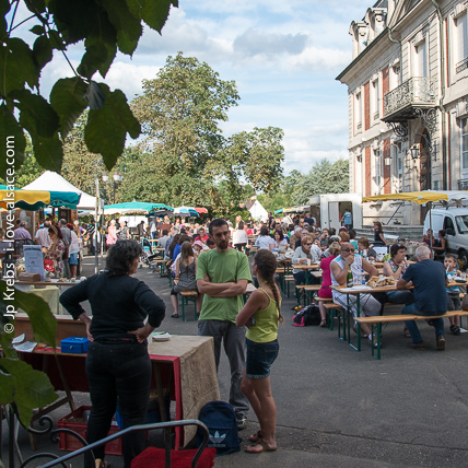 Bauernmarkt jeden Dienstag im Sommer im Dorf Sainte Croix aux Mines. Lokale Produkte aus den Bauernhfen die man an Ort und Stelle essen kann (Fleisch kann man selbst grillen).